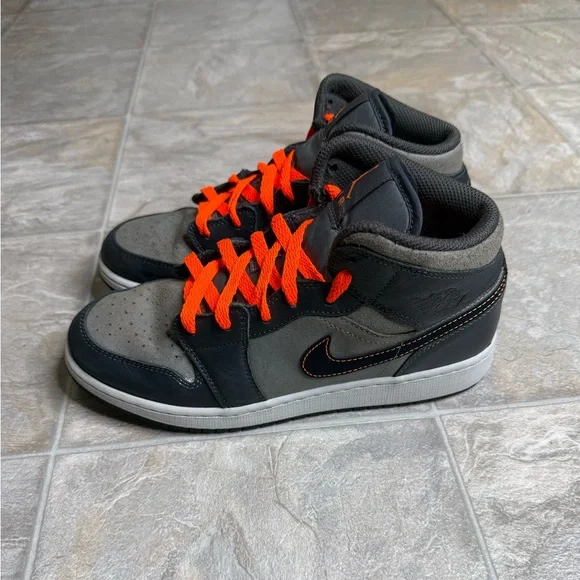 Air Jordan 1 Mid SE Night Stadium GS Shoe Size 6.5Y Grey FQ8341-017 Preowned - Picture 4 of 7